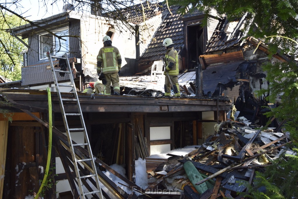 Grossfeuer Einfamilienhaus Siegburg Muehlengrabenstr P1319.JPG - Miklos Laubert